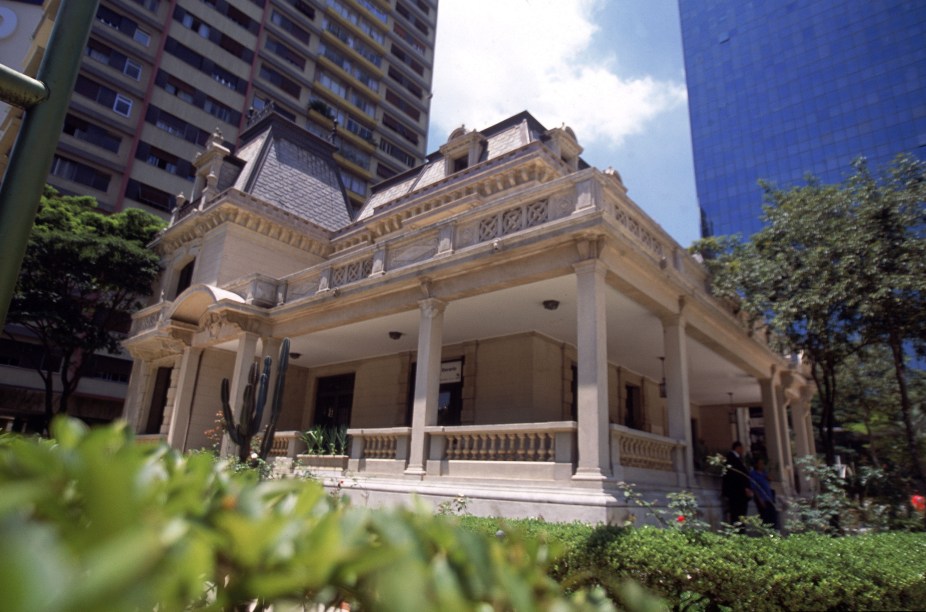 Palacete de 1935, construído pelo arquiteto Ramos de Azevedo, onde funciona o Espaço Cultural Casa das Rosas - nele, são realizados saraus de poesia e encontros literários