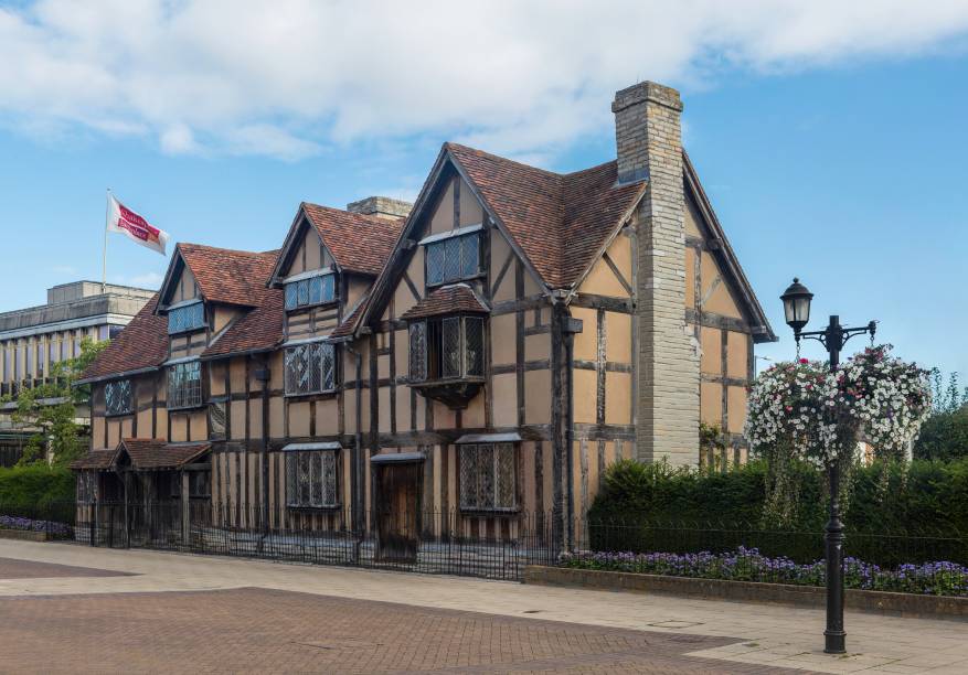 <strong>William Shakespeare (Stratford-upon-Avon, <a href="https://viajeaqui.abril.com.br/paises/reino-unido" rel="Reino Unido" target="_blank">Reino Unido</a>)</strong>        Há cinco casas no Reino Unido que contam a história do maior escritor inglês de todos os tempos. Uma delas é a da foto acima: foi nessa casa que ele nasceu e viveu até por volta dos seus 20 anos, quando casou-se e mudou-se para o seu segundo lar (que também pode ser visitado). Dentro da casa, é possível descobrir detalhes sobre como a personalidade do escritor foi moldada – o local era agitado, sempre cheio de gente        (Foto: <a href="https://en.wikipedia.org/wiki/File:Shakespeare%27s_Birthplace,_Stratford-upon-Avon_-_Sept_2012.jpg" rel="David Iliff" target="_blank">David Iliff</a>)        <strong><a href="https://viajeaqui.abril.com.br/materias/fotos-grandes-destinos-no-reino-unido" rel="+ Doze melhores destinos no Reino Unido, a partir de Londres" target="_blank">+ Doze melhores destinos no Reino Unido, a partir de Londres</a></strong>