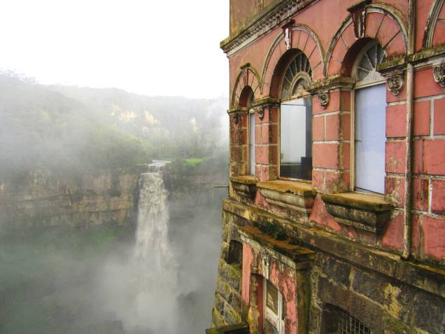 <strong>Casa e Museu Salto Del Tequendama, <a href="https://viajeaqui.abril.com.br/paises/colombia" rel="Colômbia" target="_blank">Colômbia</a></strong> A região colombiana de Cundinamarca abriga um cenário que mistura belezas naturais e histórias assombradas. As quedas d’água de Salto Del Tequendama, localizadas a 30 quilômetros da capital <a href="https://viajeaqui.abril.com.br/cidades/colombia-bogota" rel="Bogotá" target="_blank">Bogotá</a>, possuem um entorno bem demarcado por uma intensa vegetação. Em 1928, foi inaugurado o Hotel Del Salto em seus arredores, cujo mirante deixava os hóspedes de frente com a cascata. O problema foi que a atividade do hotel, juntamente com a da hidrelétrica de El Charquito em suas proximidades, passaram a prejudicar a flora e a fauna local, além de representar uma parcela significativa da poluição de suas águas. E não é só isso: lendas urbanas locais contam que muitos moradores procuravam pela cascata, com quedas de 157 metros de altura, para se suicidar. O hotel acabou fechando as portas e, posteriormente, foi abandonado. Em 2014, a construção passou a abrigar a Casa e Museu Salto Del Tequendama, focado em biodiversidade, e foi restaurada – sem, no entanto, perder suas características originais e nem a fama de mal assombrada <strong>Casa e Museu Salto Del Tequendama, <a href="https://viajeaqui.abril.com.br/paises/colombia" rel="Colômbia" target="_blank">Colômbia</a></strong> A região colombiana de Cundinamarca abriga um cenário que mistura belezas naturais e histórias assombradas. As quedas d’água de Salto Del Tequendama, localizadas a 30 quilômetros da capital <a href="https://viajeaqui.abril.com.br/cidades/colombia-bogota" rel="Bogotá" target="_blank">Bogotá</a>, possuem um entorno bem demarcado por uma intensa vegetação. Em 1928, foi inaugurado o Hotel Del Salto em seus arredores, cujo mirante deixava os hóspedes de frente com a cascata. O problema foi que a atividade do hotel, juntamente com a da hidrelétrica de El Charquito em suas proximidades, passaram a prejudicar a flora e a fauna local, além de representar uma parcela significativa da poluição de suas águas. E não é só isso: lendas urbanas locais contam que muitos moradores procuravam pela cascata, com quedas de 157 metros de altura, para se suicidar. O hotel acabou fechando as portas e, posteriormente, foi abandonado. Em 2014, a construção passou a abrigar a Casa e Museu Salto Del Tequendama, focado em biodiversidade, e foi restaurada – sem, no entanto, perder suas características originais e nem a fama de mal assombrada