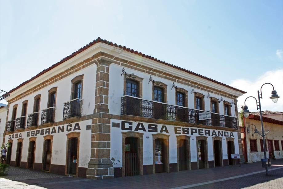 <strong>Centro Histórico</strong> Um bom programa para quem se esbaldou nas praias é caminhar pelo colorido centrinho histórico de São Sebastião – que seria mais singelo, não fosse a presença dos oleodutos da Petrobrás tão próximos a ele. Basta uma hora de andança para conhecer as construções dos séculos 17 e 18: a <strong>Igreja Matriz</strong>, a <strong>antiga casa de Câmara e Cadeia</strong>, o antigo <strong>Hotel Praia</strong>, a <strong>Casa Esperança</strong> (mais opulenta construção do Centro, feita com pedra e argamassa de areia e óleo de baleia). O tour termina na <strong>Capela de São Gonçal</strong>o, que abriga o Museu de Arte Sacra