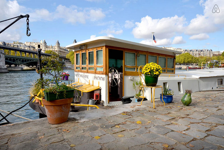 <a href="https://www.airbnb.com.br/rooms/237428" rel="7. Paris, França" target="_blank"><strong>7. Paris, França</strong></a>            A casa-barco é pequena e comporta dois hóspedes por no mínimo três noites, e fica ancorada em uma via só para pedrestres. Mais romântico que isso, impossível