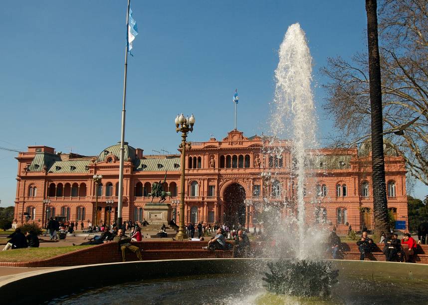 <strong>Plaza de Mayo – </strong><a href="https://viajeaqui.abril.com.br/cidades/ar-buenos-aires" target="_blank" rel="noopener"><strong>Buenos Aires</strong></a><strong> – <a href="https://preprod.viagemeturismo.abril.com.br/paises/argentina-2/" target="_blank" rel="noopener">Argentina</a></strong> Palco tradicional das manifestações do país desde sua construção em 1810, a bela Plaza de Mayo é um ponto de partida para turistar por Buenos Aires. Ela fica entre a Casa Rosada (sede do governo argentino), a prefeitura e a Catedral Metropolitana de Buenos Aires. No seu canto norte está a principal sede do Bando de la Nación, um amplo edifício de 1939 que vale a pena visitar. Dali, é possível caminhar até o bairro de San Telmo, para o tradicional Café Tortoni (a poucos metros da praça), para a Calle Florida e o Parque San Martí. Se quiser observar a incansável força política dos argentinos, as Mães da Praça de Maio se reúnem toda quinta-feira às 3h30 da tarde para protestar pela investigação do desaparecimento de seus filhos durante a época da ditadura, e outras causas sociais <em><a href="https://www.booking.com/searchresults.pt-br.html?aid=332455&sid=d98f25c4d6d5f89238aebe98e11a09ba&sb=1&src=searchresults&src_elem=sb&error_url=https%3A%2F%2Fwww.booking.com%2Fsearchresults.pt-br.html%3Faid%3D332455%3Bsid%3Dd98f25c4d6d5f89238aebe98e11a09ba%3Btmpl%3Dsearchresults%3Bac_click_type%3Db%3Bac_position%3D0%3Bcity%3D-126693%3Bclass_interval%3D1%3Bdest_id%3D-2601889%3Bdest_type%3Dcity%3Bdtdisc%3D0%3Bfrom_sf%3D1%3Bgroup_adults%3D2%3Bgroup_children%3D0%3Biata%3DLON%3Binac%3D0%3Bindex_postcard%3D0%3Blabel_click%3Dundef%3Bno_rooms%3D1%3Boffset%3D0%3Bpostcard%3D0%3Braw_dest_type%3Dcity%3Broom1%3DA%252CA%3Bsb_price_type%3Dtotal%3Bsearch_selected%3D1%3Bshw_aparth%3D1%3Bslp_r_match%3D0%3Bsrc%3Dsearchresults%3Bsrc_elem%3Dsb%3Bsrpvid%3De90b7b79265b018f%3Bss%3DLondres%252C%2520Grande%2520Londres%252C%2520Reino%2520Unido%3Bss_all%3D0%3Bss_raw%3Dlondres%3Bssb%3Dempty%3Bsshis%3D0%3Bssne%3DRoma%3Bssne_untouched%3DRoma%26%3B&ss=Buenos+Aires%2C+Argentina&is_ski_area=&ssne=Londres&ssne_untouched=Londres&city=-2601889&checkin_year=&checkin_month=&checkout_year=&checkout_month=&group_adults=2&group_children=0&no_rooms=1&from_sf=1&ss_raw=buenos+aires&ac_position=0&ac_langcode=xb&ac_click_type=b&dest_id=-979186&dest_type=city&iata=BUE&place_id_lat=-34.603752&place_id_lon=-58.381561&search_pageview_id=e90b7b79265b018f&search_selected=true&search_pageview_id=e90b7b79265b018f&ac_suggestion_list_length=5&ac_suggestion_theme_list_length=0" target="_blank" rel="noopener">Busque hospedagem em Buenos Aires</a></em>