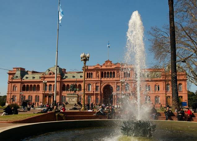 <strong>Plaza de Mayo – </strong><a href="https://viajeaqui.abril.com.br/cidades/ar-buenos-aires" target="_blank" rel="noopener"><strong>Buenos Aires</strong></a><strong> – <a href="https://preprod.viagemeturismo.abril.com.br/paises/argentina-2/" target="_blank" rel="noopener">Argentina</a></strong> Palco tradicional das manifestações do país desde sua construção em 1810, a bela Plaza de Mayo é um ponto de partida para turistar por Buenos Aires. Ela fica entre a Casa Rosada (sede do governo argentino), a prefeitura e a Catedral Metropolitana de Buenos Aires. No seu canto norte está a principal sede do Bando de la Nación, um amplo edifício de 1939 que vale a pena visitar. Dali, é possível caminhar até o bairro de San Telmo, para o tradicional Café Tortoni (a poucos metros da praça), para a Calle Florida e o Parque San Martí. Se quiser observar a incansável força política dos argentinos, as Mães da Praça de Maio se reúnem toda quinta-feira às 3h30 da tarde para protestar pela investigação do desaparecimento de seus filhos durante a época da ditadura, e outras causas sociais <em><a href="https://www.booking.com/searchresults.pt-br.html?aid=332455&sid=d98f25c4d6d5f89238aebe98e11a09ba&sb=1&src=searchresults&src_elem=sb&error_url=https%3A%2F%2Fwww.booking.com%2Fsearchresults.pt-br.html%3Faid%3D332455%3Bsid%3Dd98f25c4d6d5f89238aebe98e11a09ba%3Btmpl%3Dsearchresults%3Bac_click_type%3Db%3Bac_position%3D0%3Bcity%3D-126693%3Bclass_interval%3D1%3Bdest_id%3D-2601889%3Bdest_type%3Dcity%3Bdtdisc%3D0%3Bfrom_sf%3D1%3Bgroup_adults%3D2%3Bgroup_children%3D0%3Biata%3DLON%3Binac%3D0%3Bindex_postcard%3D0%3Blabel_click%3Dundef%3Bno_rooms%3D1%3Boffset%3D0%3Bpostcard%3D0%3Braw_dest_type%3Dcity%3Broom1%3DA%252CA%3Bsb_price_type%3Dtotal%3Bsearch_selected%3D1%3Bshw_aparth%3D1%3Bslp_r_match%3D0%3Bsrc%3Dsearchresults%3Bsrc_elem%3Dsb%3Bsrpvid%3De90b7b79265b018f%3Bss%3DLondres%252C%2520Grande%2520Londres%252C%2520Reino%2520Unido%3Bss_all%3D0%3Bss_raw%3Dlondres%3Bssb%3Dempty%3Bsshis%3D0%3Bssne%3DRoma%3Bssne_untouched%3DRoma%26%3B&ss=Buenos+Aires%2C+Argentina&is_ski_area=&ssne=Londres&ssne_untouched=Londres&city=-2601889&checkin_year=&checkin_month=&checkout_year=&checkout_month=&group_adults=2&group_children=0&no_rooms=1&from_sf=1&ss_raw=buenos+aires&ac_position=0&ac_langcode=xb&ac_click_type=b&dest_id=-979186&dest_type=city&iata=BUE&place_id_lat=-34.603752&place_id_lon=-58.381561&search_pageview_id=e90b7b79265b018f&search_selected=true&search_pageview_id=e90b7b79265b018f&ac_suggestion_list_length=5&ac_suggestion_theme_list_length=0" target="_blank" rel="noopener">Busque hospedagem em Buenos Aires</a></em> <strong>Plaza de Mayo – </strong><a href="https://viajeaqui.abril.com.br/cidades/ar-buenos-aires" target="_blank" rel="noopener"><strong>Buenos Aires</strong></a><strong> – <a href="https://preprod.viagemeturismo.abril.com.br/paises/argentina-2/" target="_blank" rel="noopener">Argentina</a></strong> Palco tradicional das manifestações do país desde sua construção em 1810, a bela Plaza de Mayo é um ponto de partida para turistar por Buenos Aires. Ela fica entre a Casa Rosada (sede do governo argentino), a prefeitura e a Catedral Metropolitana de Buenos Aires. No seu canto norte está a principal sede do Bando de la Nación, um amplo edifício de 1939 que vale a pena visitar. Dali, é possível caminhar até o bairro de San Telmo, para o tradicional Café Tortoni (a poucos metros da praça), para a Calle Florida e o Parque San Martí. Se quiser observar a incansável força política dos argentinos, as Mães da Praça de Maio se reúnem toda quinta-feira às 3h30 da tarde para protestar pela investigação do desaparecimento de seus filhos durante a época da ditadura, e outras causas sociais <em><a href="https://www.booking.com/searchresults.pt-br.html?aid=332455&sid=d98f25c4d6d5f89238aebe98e11a09ba&sb=1&src=searchresults&src_elem=sb&error_url=https%3A%2F%2Fwww.booking.com%2Fsearchresults.pt-br.html%3Faid%3D332455%3Bsid%3Dd98f25c4d6d5f89238aebe98e11a09ba%3Btmpl%3Dsearchresults%3Bac_click_type%3Db%3Bac_position%3D0%3Bcity%3D-126693%3Bclass_interval%3D1%3Bdest_id%3D-2601889%3Bdest_type%3Dcity%3Bdtdisc%3D0%3Bfrom_sf%3D1%3Bgroup_adults%3D2%3Bgroup_children%3D0%3Biata%3DLON%3Binac%3D0%3Bindex_postcard%3D0%3Blabel_click%3Dundef%3Bno_rooms%3D1%3Boffset%3D0%3Bpostcard%3D0%3Braw_dest_type%3Dcity%3Broom1%3DA%252CA%3Bsb_price_type%3Dtotal%3Bsearch_selected%3D1%3Bshw_aparth%3D1%3Bslp_r_match%3D0%3Bsrc%3Dsearchresults%3Bsrc_elem%3Dsb%3Bsrpvid%3De90b7b79265b018f%3Bss%3DLondres%252C%2520Grande%2520Londres%252C%2520Reino%2520Unido%3Bss_all%3D0%3Bss_raw%3Dlondres%3Bssb%3Dempty%3Bsshis%3D0%3Bssne%3DRoma%3Bssne_untouched%3DRoma%26%3B&ss=Buenos+Aires%2C+Argentina&is_ski_area=&ssne=Londres&ssne_untouched=Londres&city=-2601889&checkin_year=&checkin_month=&checkout_year=&checkout_month=&group_adults=2&group_children=0&no_rooms=1&from_sf=1&ss_raw=buenos+aires&ac_position=0&ac_langcode=xb&ac_click_type=b&dest_id=-979186&dest_type=city&iata=BUE&place_id_lat=-34.603752&place_id_lon=-58.381561&search_pageview_id=e90b7b79265b018f&search_selected=true&search_pageview_id=e90b7b79265b018f&ac_suggestion_list_length=5&ac_suggestion_theme_list_length=0" target="_blank" rel="noopener">Busque hospedagem em Buenos Aires</a></em>