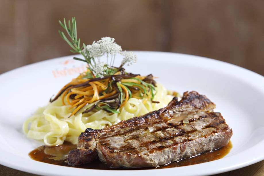 Bife chorizo ao molho de ervas finas, acompanhado com tagliatelle ao triplo burro e filamentos de vegetais, servido no almoço da Casa Infinita, durante a Belo Horizonte Restaurant Week