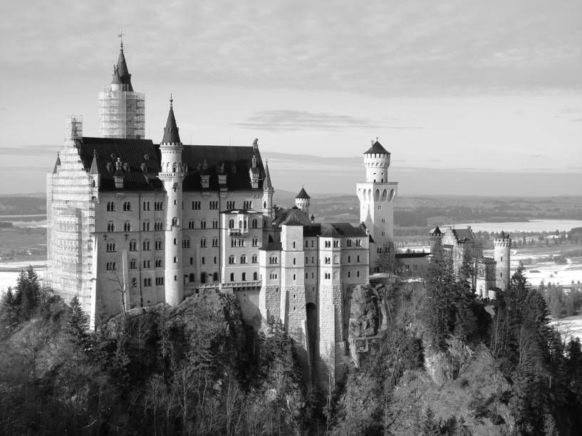 Localizado em Füssen, <a href="https://viajeaqui.abril.com.br/paises/alemanha" rel="Alemanha" target="_self">Alemanha</a>, o Schloss Neuschwanstein, em uma foto PB, nos faz reviver o passado