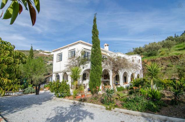<strong><a href="https://www.airbnb.com.br/rooms/922622" rel="1. Torrox, Espanha" target="_blank">1. Torrox, Espanha</a></strong> O casarão fica no município da região de Málaga, pertinho do Mediterrâneo. Afastado da cidade, o lugar tem um jardim privado e um jeitinho de Espanha bucólica <strong><a href="https://www.airbnb.com.br/rooms/922622" rel="1. Torrox, Espanha" target="_blank">1. Torrox, Espanha</a></strong> O casarão fica no município da região de Málaga, pertinho do Mediterrâneo. Afastado da cidade, o lugar tem um jardim privado e um jeitinho de Espanha bucólica