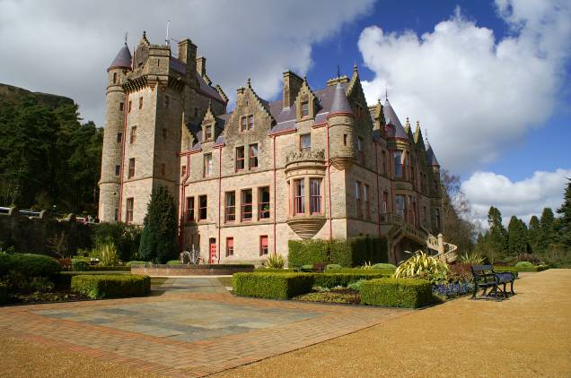 O lindo Castelo de Belfast, situado na capital do país, foi inaugurado em agosto de 1906. Hoje, ele é o lar de diversos eventos, conferências e até casamentos O lindo Castelo de Belfast, situado na capital do país, foi inaugurado em agosto de 1906. Hoje, ele é o lar de diversos eventos, conferências e até casamentos