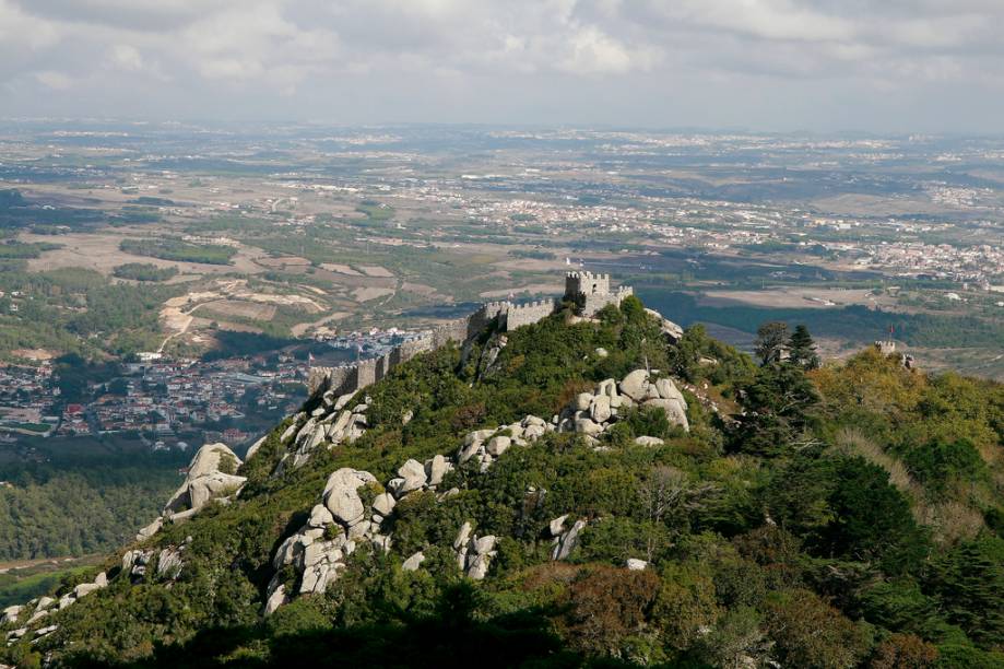 <strong>Castelo dos Mouros, <a href="https://viajeaqui.abril.com.br/paises/portugal" rel="Portugal" target="_blank">Portugal</a></strong>                            A pequena vila de <a href="https://viajeaqui.abril.com.br/cidades/portugal-sintra" rel="Sintra" target="_blank">Sintra</a>, próxima a <a href="https://viajeaqui.abril.com.br/cidades/portugal-lisboa" rel="Lisboa" target="_blank">Lisboa</a>, possui uma tríade de atrações arrebatadoras. No centrinho está o superlativo <a href="https://viajeaqui.abril.com.br/estabelecimentos/portugal-sintra-atracao-palacio-nacional-de-sintra" rel="Palácio Nacional de Sintra" target="_blank">Palácio Nacional de Sintra</a>, enquanto que no alto das colinas encontra-se o colorido e encantador <a href="https://viajeaqui.abril.com.br/estabelecimentos/portugal-sintra-atracao-palacio-da-pena" rel="Palácio da Pena" target="_blank">Palácio da Pena</a>. E, incrustado sobre as rochas, serpenteiam as torres e muralhas do outrora inexpugnável <a href="https://viajeaqui.abril.com.br/estabelecimentos/portugal-sintra-atracao-castelo-dos-mouros" rel="Castelo dos Mouros" target="_blank">Castelo dos Mouros</a>. Sim, boa parte de Portugal esteve sob domínio do Islã entre os séculos 8 e 11, quando foi definitivamente reconquistada por Dom Afonso Henriques. O castelo dos mouros é o único dos três criado para questões defensivas, contando com cisternas e uma cidadela