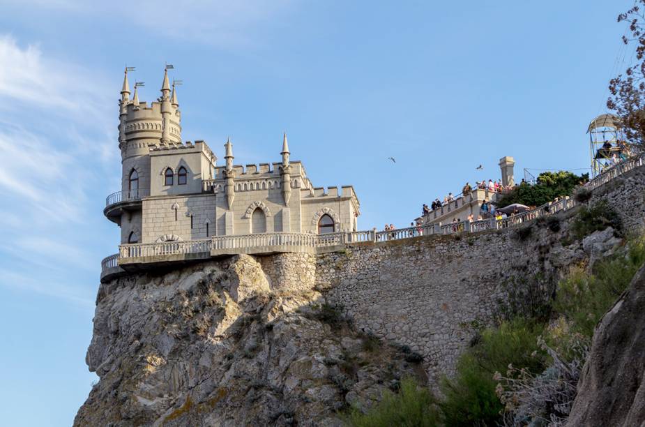 <strong>CRIMEIA</strong>Na península, é possível admirar lindas praias banhadas pelo mar Negro, castelos quase que pendurados em penhascos e uma linda e extensa cadeia de montanhas.