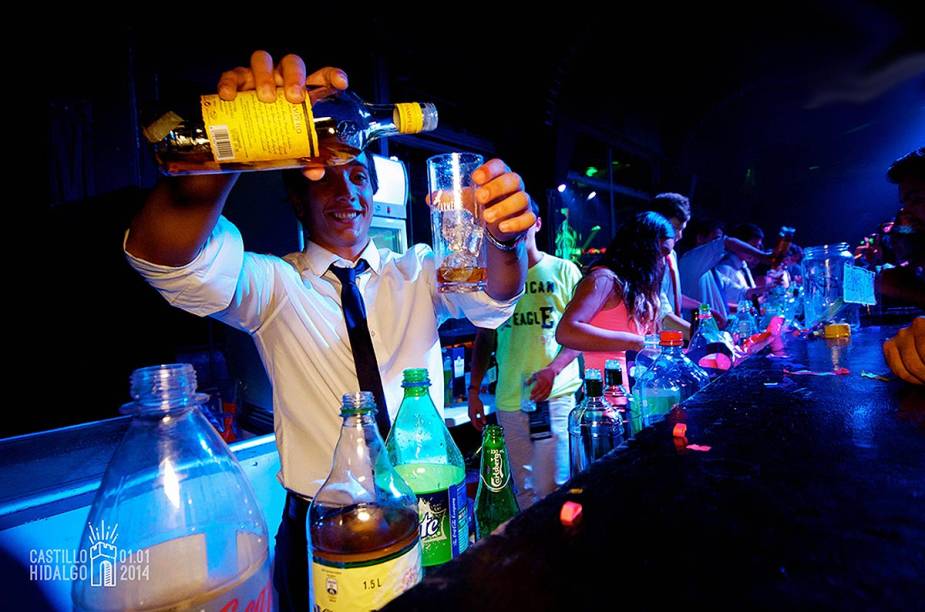 A festa de Réveillon no Castillo Hidalgo abala as estruturas do Cerro Santa Lúcia, em Santiago A festa de Réveillon no Castillo Hidalgo abala as estruturas do Cerro Santa Lúcia, em Santiago