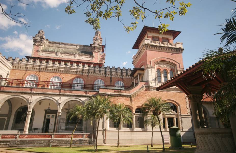 <strong>4. <a href="https://viajeaqui.abril.com.br/estabelecimentos/br-sp-sao-paulo-atracao-catavento" rel="Catavento Cultural e Educacional, em São Paulo" target="_blank">Catavento Cultural e Educacional, em São Paulo</a></strong>Focado no ensino de ciência para crianças e adolescentes, é dividido entre os espaços universo, vida, engenho e sociedade. Durante o período letivo, algumas atividades são exclusivas para grupos agendados previamente.<strong>Grátis: aos sábados</strong>Você economiza: R$ 6Endereço: Pq. Dom Pedro II - Avenida Mercúrio, s/n - Brás, São Paulo <strong>4. <a href="https://viajeaqui.abril.com.br/estabelecimentos/br-sp-sao-paulo-atracao-catavento" rel="Catavento Cultural e Educacional, em São Paulo" target="_blank">Catavento Cultural e Educacional, em São Paulo</a></strong>Focado no ensino de ciência para crianças e adolescentes, é dividido entre os espaços universo, vida, engenho e sociedade. Durante o período letivo, algumas atividades são exclusivas para grupos agendados previamente.<strong>Grátis: aos sábados</strong>Você economiza: R$ 6Endereço: Pq. Dom Pedro II - Avenida Mercúrio, s/n - Brás, São Paulo