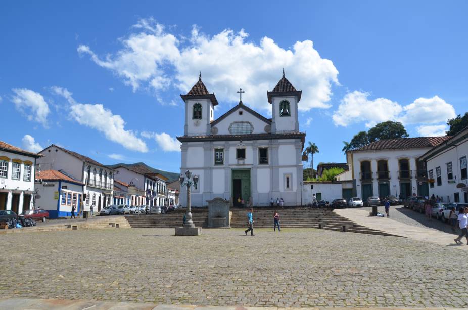 <strong>13. Catedral da Sé </strong><strong>—</strong><strong> Mariana</strong> Apesar da fachada modesta, a Catedral da Sé, em Mariana, é uma das igrejas mais ricas do Brasil, com lustres de cristal da Boêmia (atual República Tcheca) e onze altares ricamente ornados – dois são de Francisco Xavier de Brito, mestre de Aleijadinho. Próximo à entrada, o batistério guarda uma bela pintura de Mestre Athaíde representando o batismo de Cristo. O órgão alemão de 1701 é tocado às sextas e aos domingos <a href="https://www.booking.com/city/br/mariana.pt-br.html?aid=332455&label=viagemabril-13-atracoes-historicas-mg" target="_blank" rel="noopener"><em>Reserve agora o seu hotel em Mariana (MG)</em></a>