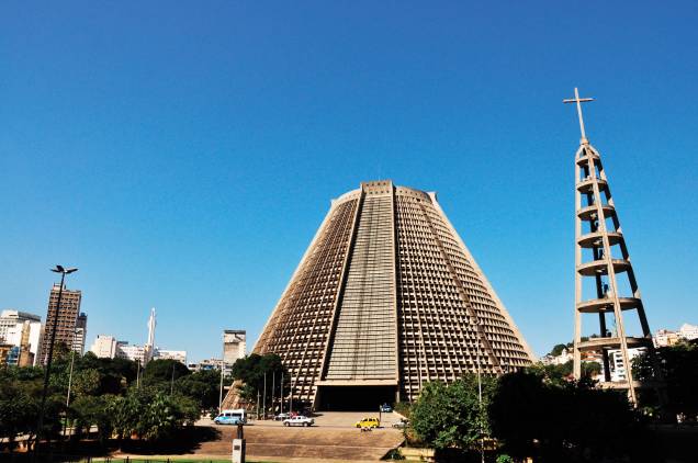 <strong>14. <a href="https://viajeaqui.abril.com.br/estabelecimentos/br-rj-rio-de-janeiro-atracao-catedral-de-sao-sebastiao-do-rio-de-janeiro-metropolitana" rel="CATEDRAL METROPOLITANA DE SÃO SEBASTIÃO" target="_self">CATEDRAL METROPOLITANA DE SÃO SEBASTIÃO</a></strong> (650 metros) Depois de passar por tantas construções centenárias, o contraponto é esta catedral de formato cônico. Os reluzentes vitrais indicam os pontos cardeais. <em>Endereço: Avenida República do Chile, 245</em> <strong>14. <a href="https://viajeaqui.abril.com.br/estabelecimentos/br-rj-rio-de-janeiro-atracao-catedral-de-sao-sebastiao-do-rio-de-janeiro-metropolitana" rel="CATEDRAL METROPOLITANA DE SÃO SEBASTIÃO" target="_self">CATEDRAL METROPOLITANA DE SÃO SEBASTIÃO</a></strong> (650 metros) Depois de passar por tantas construções centenárias, o contraponto é esta catedral de formato cônico. Os reluzentes vitrais indicam os pontos cardeais. <em>Endereço: Avenida República do Chile, 245</em>