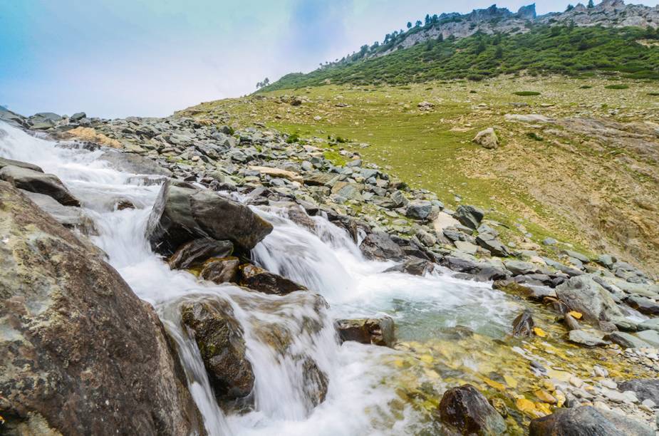 <strong>CAXEMIRA INDIANA </strong>Mesmo com essa tensão, a Caxemira impressiona com suas belezas naturais: o Himalaia e as montanhas do Pir Panjal são o pano de fundo da paisagem, que é também coberta por vales verdejantes e lindos rios. Se quiser arriscar uma viagem até lá, escolha a cidade de Srinagar como base, onde é possível se hospedar em estilosos barcos transformados em hotéis e passear de "shikaras" (uma embarcação parecida com a gôndola) pelo lago Dal, cheio de flores de lótus. Srinagar também possui belíssimas construções, como a mesquita de Hazratbal que, segundo a crença muçulmana, abriga alguns fios de cabelo de Maomé.