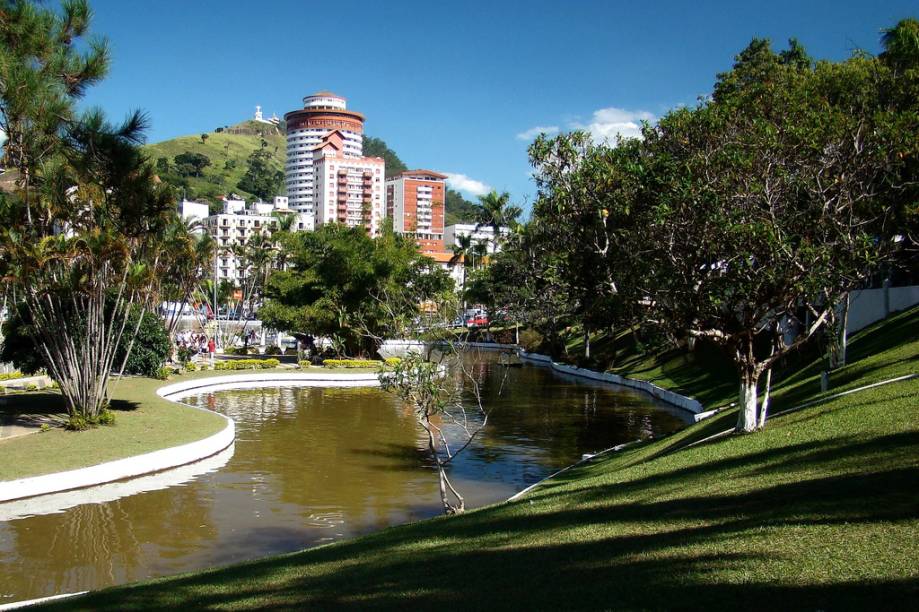 <strong>Águas de Lindoia (2 dias)</strong> Além dos serviços de spa e dos banhos de imersão do balneário, tem lojas de malhas e passeios de jipe por fazendas da região.