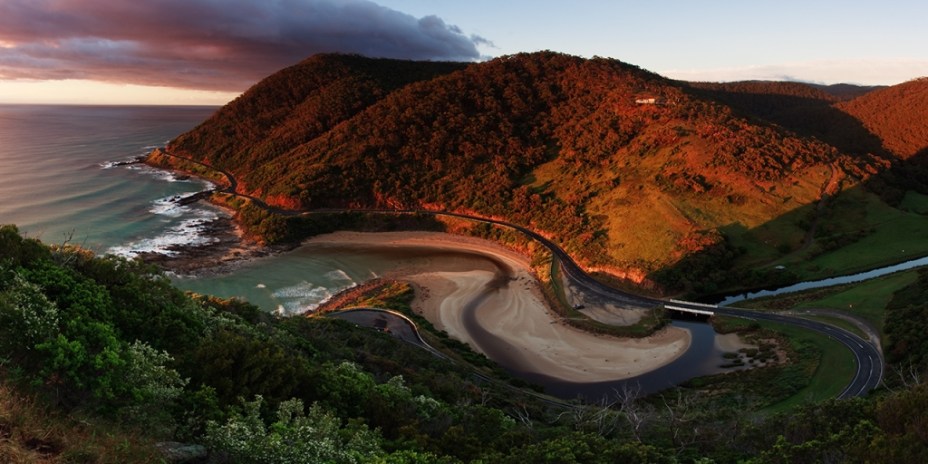 <strong>8. Great Ocean Road, Austrália </strong>Os 243 quilômetros que separam Torquay de Warnambool, no sul da Austrália, são unidos pela rodovia B100, que margeia o litoral de Victoria. Curiosamente este não é o caminho mais curto entre as cidades, mas, com vistas como a dos Doze Apóstolos, ninguém se preocupa em percorrer algumas milhas a mais