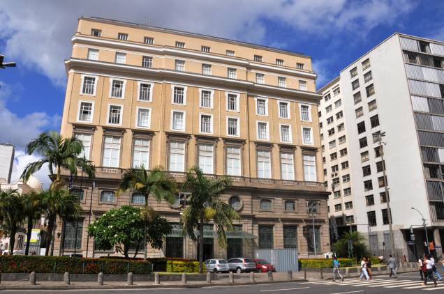 <strong>6. <a href="https://viajeaqui.abril.com.br/estabelecimentos/br-rj-rio-de-janeiro-atracao-centro-cultural-banco-do-brasil" rel="CENTRO CULTURAL BANCO DO BRASIL" target="_self">CENTRO CULTURAL BANCO DO BRASIL</a></strong> (110 metros) A ex-sede do Banco do Brasil sempre tem uma uma boa exposição em cartaz. No 4º andar há um vasto acervo de medalhas, cédulas e moedas. <em>Endereço: Rua 1º de Março, 66</em> <strong>6. <a href="https://viajeaqui.abril.com.br/estabelecimentos/br-rj-rio-de-janeiro-atracao-centro-cultural-banco-do-brasil" rel="CENTRO CULTURAL BANCO DO BRASIL" target="_self">CENTRO CULTURAL BANCO DO BRASIL</a></strong> (110 metros) A ex-sede do Banco do Brasil sempre tem uma uma boa exposição em cartaz. No 4º andar há um vasto acervo de medalhas, cédulas e moedas. <em>Endereço: Rua 1º de Março, 66</em>