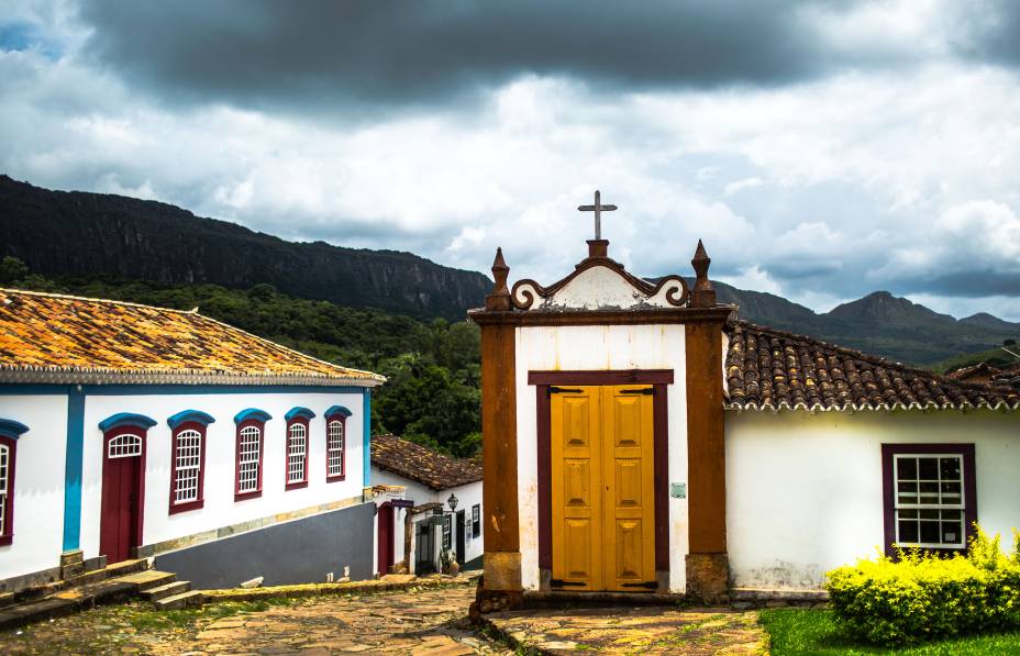 <strong>2. Museu da Liturgia </strong>–<strong> Tiradentes</strong> Inaugurado em 2012, o <a href="https://www.museudaliturgia.com.br/" target="_blank" rel="noopener">Museu da Liturgia</a> exibe mais de 400 peças ligadas à liturgia católica, confeccionadas entre os séculos 17 e 20. Vale prestar atenção nos detalhes: no pátio externo, em cada banco de pedra ouve-se uma mensagem sonora ou música sacra diferente; e o piso do hall de entrada forma um mosaico, que lembra os tapetes de serragem típicos de algumas celebrações. Instalações audiovisuais e terminais multimídia complementam o acervo <a href="https://www.booking.com/city/br/tiradentes.pt-br.html?aid=332455&label=viagemabril-13-atracoes-historicas-mg" target="_blank" rel="noopener"><em>Reserve o seu hotel em Tiradentes (MG)</em></a>