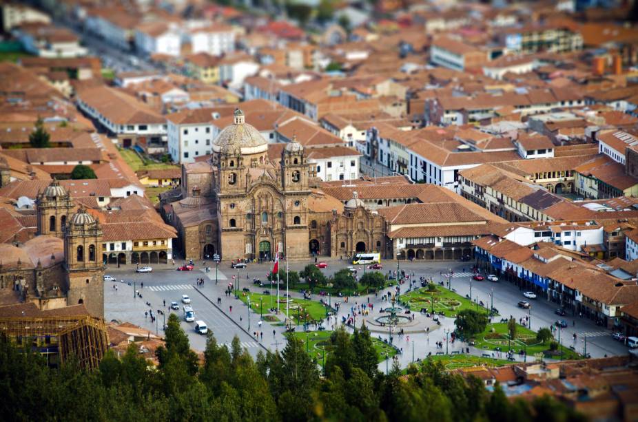 Ruas estreitas, becos de pedra e construções antigas, muitas delas registradas como herança do Império Inca, fizeram Cusco ser listada como Patrimônio Histórico da Humanidade pela Unesco. O Centro Histórico da cidade, por outro lado, é marcado por casas e edifícios construídos no estilo colonial e barroco andino, como a <a href="https://viajeaqui.abril.com.br/estabelecimentos/peru-cusco-atracao-catedral-de-cusco" target="_blank">Iglesia de La Compañia</a>, erguida pelos jesuítas no século 16 sobre um palácio inca. É aqui que acontece o Festival Inti Raymi, uma celebração peruana aos seus antepassados que inclui apresentações de teatro, dança e barracas com comidinhas Ruas estreitas, becos de pedra e construções antigas, muitas delas registradas como herança do Império Inca, fizeram Cusco ser listada como Patrimônio Histórico da Humanidade pela Unesco. O Centro Histórico da cidade, por outro lado, é marcado por casas e edifícios construídos no estilo colonial e barroco andino, como a <a href="https://viajeaqui.abril.com.br/estabelecimentos/peru-cusco-atracao-catedral-de-cusco" target="_blank">Iglesia de La Compañia</a>, erguida pelos jesuítas no século 16 sobre um palácio inca. É aqui que acontece o Festival Inti Raymi, uma celebração peruana aos seus antepassados que inclui apresentações de teatro, dança e barracas com comidinhas