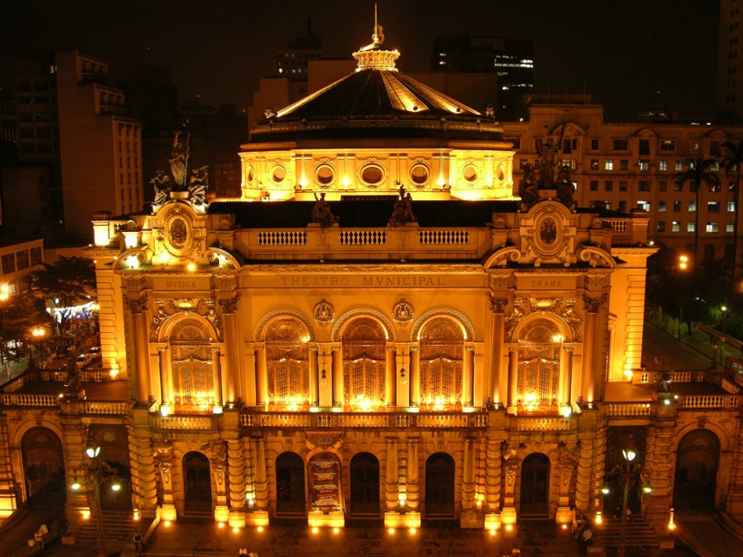 <strong><a href="https://theatromunicipal.org.br/" target="_blank" rel="noopener">Theatro Municipal de São Paulo</a>, <a href="https://viajeaqui.abril.com.br/cidades/br-sp-sao-paulo" target="_blank" rel="noopener">São Paulo</a>, <a href="https://viajeaqui.abril.com.br/paises/brasil" target="_self">Brasil</a></strong> No início do século 20, a alta sociedade paulistava vivia seus tempos áureos do Ciclo do Café. Para atender a uma elite cada vez mais refinada, o Theatro Municipal de São Paulo foi erguido em 1911 pelo arquiteto Ramos de Azevedo e pelos italianos Cláudio e Domiziano Rossi. Durante a emblemática Semana de Arte Moderna de 1922, artistas modernistas passaram pelo teatro para disseminar os valores do movimento, tais como Heitor Villa-Lobos, Di Cavalcanti, Anita Malfatti e Oswald de Andrade. Hoje, corais e concertos da <a href="https://www.osesp.art.br/home.aspx" target="_blank" rel="noopener">Orquestra Sinfônica do Estado de São Paulo</a> fazem parte do calendário principal