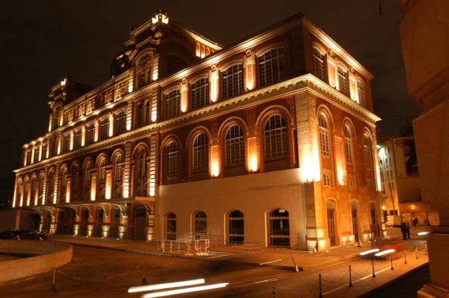 <a href="https://viajeaqui.abril.com.br/estabelecimentos/br-sp-sao-paulo-atracao-estacao-pinacoteca" rel="Estação Pinacoteca"><strong>Estação Pinacoteca</strong></a><br /> <br /> Fica a poucas quadras do prédio da Pinacoteca e exibe o rico acervo da Coleção Nemirovsky, com quadros do quilate de <em>Antropofagia</em>, de Tarsila do Amaral, e boas exposições temporárias. O prédio foi construído em 1914, em 1939 abrigou o Departamento Estadual de Ordem Política e Social (Deops) de São Paulo e em 1999 foi tombado patrimônio cultural pelo Condephaat.<em> </em> <a href="https://viajeaqui.abril.com.br/estabelecimentos/br-sp-sao-paulo-atracao-estacao-pinacoteca" rel="Estação Pinacoteca"><strong>Estação Pinacoteca</strong></a><br /> <br /> Fica a poucas quadras do prédio da Pinacoteca e exibe o rico acervo da Coleção Nemirovsky, com quadros do quilate de <em>Antropofagia</em>, de Tarsila do Amaral, e boas exposições temporárias. O prédio foi construído em 1914, em 1939 abrigou o Departamento Estadual de Ordem Política e Social (Deops) de São Paulo e em 1999 foi tombado patrimônio cultural pelo Condephaat.<em> </em>