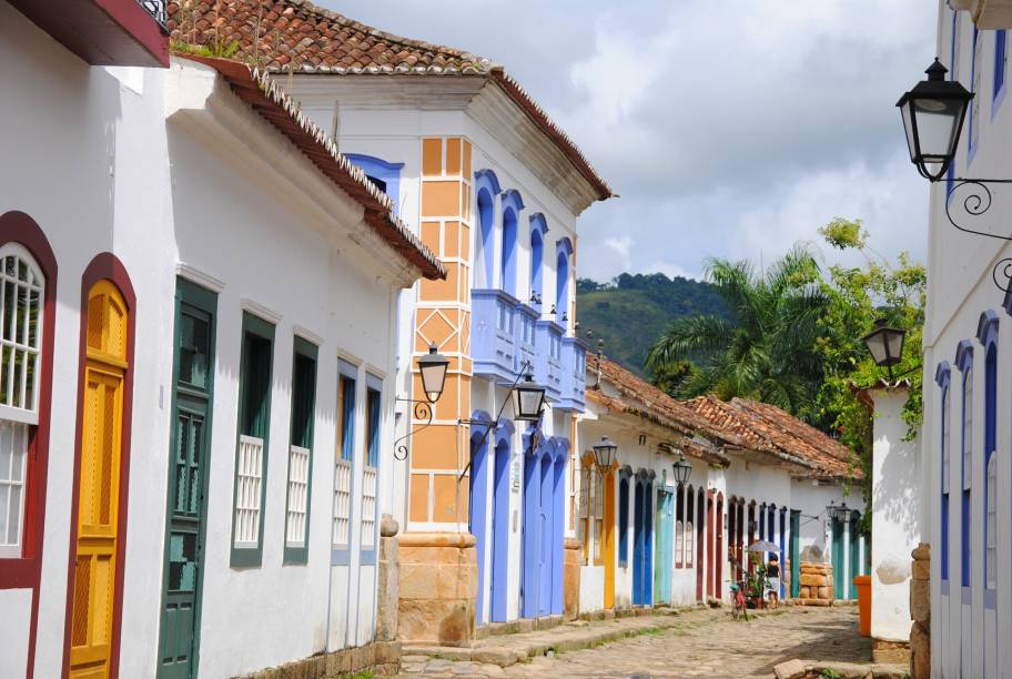 Ponto final do Caminho Velho da Estrada Real, Paraty é apaixonante. Seu centro histórico tombado pelo IPHAN faz com que tenhamos a sensação de voltar ao passado, especialmente cedinho pela manhã quando não há muitas pessoas caminhando pelas ruas. Em dias de maré alta, o mar invade as ruas da cidade que foi construída já com o fenômeno em mente, com calçadas e portas mais altas que o nível da rua. Há mais de 200 alambiques de cachaça da boa em volta de Paraty, com destaque para a Gabriela, curada com cravo e canela. Também é preciso provar os doces de tabuleiro vendidos por ambulantes em frente às igrejas, como quebra-queixo e cocada.