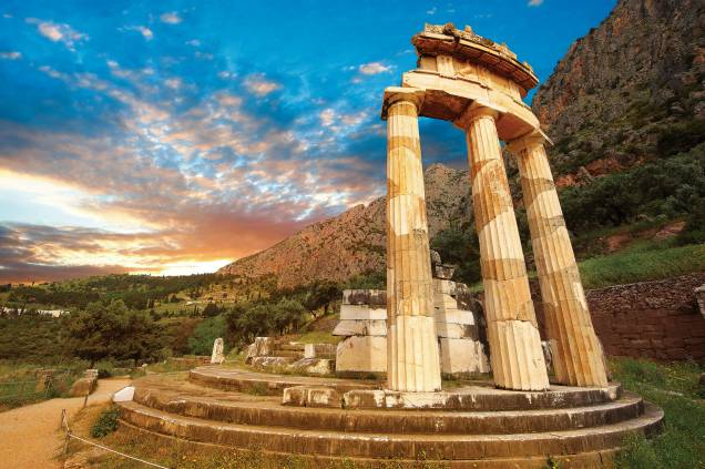 <strong>6. Delfos, Grécia </strong>Na Antiguidade, a cidade recebia uma multidão interessada nas profecias da pitonisa, que entrava em transe no Templo de Apolo. Fechado em 400 d.C., o templo é um dos sítios arqueológicos mais visitados do país. O Oráculo de Delfos previu que Édipo mataria seu pai para desposar a mãe, na tragédia Édipo Rei, de Sófocles <strong>6. Delfos, Grécia </strong>Na Antiguidade, a cidade recebia uma multidão interessada nas profecias da pitonisa, que entrava em transe no Templo de Apolo. Fechado em 400 d.C., o templo é um dos sítios arqueológicos mais visitados do país. O Oráculo de Delfos previu que Édipo mataria seu pai para desposar a mãe, na tragédia Édipo Rei, de Sófocles