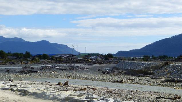 <strong>Vila de Chaitén, <a href="https://viajeaqui.abril.com.br/paises/chile" rel="Chile" target="_blank">Chile</a></strong> Localizada ao sul da região de Los Lagos, banhada pelo Oceano Pacífico e na divisa com a <a href="https://viajeaqui.abril.com.br/paises/argentina" rel="Argentina" target="_blank">Argentina</a>, a vila de Chaitén enfrentou um episódio traumático: em 2008, o vulcão homônimo entrou em erupção e provocou a evacuação da população local. A vila acabou sendo transferida junto à localidade de Santa Bárbara, que passou a abrigar seus moradores. A região onde se localizava, a 1200 quilômetros da capital do país, <a href="https://viajeaqui.abril.com.br/cidades/chile-santiago" rel="Santiago" target="_blank">Santiago</a>, hoje enfrenta o status de cidade-fantasma com suas casas destruídas. Isso, é claro, acabou se tornando um impulsionador da curiosidade de turistas que passam pela região e registram seus cenários melancólicos <strong>Vila de Chaitén, <a href="https://viajeaqui.abril.com.br/paises/chile" rel="Chile" target="_blank">Chile</a></strong> Localizada ao sul da região de Los Lagos, banhada pelo Oceano Pacífico e na divisa com a <a href="https://viajeaqui.abril.com.br/paises/argentina" rel="Argentina" target="_blank">Argentina</a>, a vila de Chaitén enfrentou um episódio traumático: em 2008, o vulcão homônimo entrou em erupção e provocou a evacuação da população local. A vila acabou sendo transferida junto à localidade de Santa Bárbara, que passou a abrigar seus moradores. A região onde se localizava, a 1200 quilômetros da capital do país, <a href="https://viajeaqui.abril.com.br/cidades/chile-santiago" rel="Santiago" target="_blank">Santiago</a>, hoje enfrenta o status de cidade-fantasma com suas casas destruídas. Isso, é claro, acabou se tornando um impulsionador da curiosidade de turistas que passam pela região e registram seus cenários melancólicos