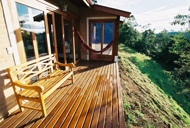 Varanda de um dos chalés da pousada Villa Catarina. A hospedagem tem uma trilha interna que dá acesso à Cachoeira do Cruzeiro Varanda de um dos chalés da pousada Villa Catarina. A hospedagem tem uma trilha interna que dá acesso à Cachoeira do Cruzeiro
