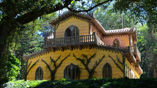 <strong>Chalé da Condessa d´Edla, <a href="https://viajeaqui.abril.com.br/cidades/portugal-sintra" rel="Sintra" target="_blank">Sintra</a>, <a href="https://viajeaqui.abril.com.br/paises/portugal" rel="Portugal" target="_blank">Portugal</a></strong> Arquitetura eclética e charmosa, jardins bem cuidados e decoração preservada, com pinturas murais e azulejos, estão entre as características principais desse chalé português, que atrai a atenção dos visitantes que passam por Sintra. A cidade, aliás, preserva o clima interiorano e funciona como uma espécie de refúgio de turistas que querem fugir do caos e passear por suas paisagens tombadas como Patrimônio da Humanidade pela Unesco. Construído na segunda metade do século 19, esse chalé, onde o estilo alpino predomina, pertenceu a D. Fernando II e à sua mulher Elise Hensler, popularmente conhecida como Condessa d’Edla, uma grande amante das artes e das letras que integrou a Companhia de Ópera de Laneuville como cantora e atriz, além de ser fluente em sete idiomas. Na ocasião, o casal usava a propriedade, erguida especialmente para a artista, como uma casa de campo aos finais de semana. Depois da morte do marido, Elise abandonou Sintra, transferiu todas as propriedades do casal para o Estado e foi viver em <a href="https://viajeaqui.abril.com.br/cidades/portugal-lisboa" rel="Lisboa" target="_blank">Lisboa</a> com a filha, cidade onde viria a falecer <strong>Chalé da Condessa d´Edla, <a href="https://viajeaqui.abril.com.br/cidades/portugal-sintra" rel="Sintra" target="_blank">Sintra</a>, <a href="https://viajeaqui.abril.com.br/paises/portugal" rel="Portugal" target="_blank">Portugal</a></strong> Arquitetura eclética e charmosa, jardins bem cuidados e decoração preservada, com pinturas murais e azulejos, estão entre as características principais desse chalé português, que atrai a atenção dos visitantes que passam por Sintra. A cidade, aliás, preserva o clima interiorano e funciona como uma espécie de refúgio de turistas que querem fugir do caos e passear por suas paisagens tombadas como Patrimônio da Humanidade pela Unesco. Construído na segunda metade do século 19, esse chalé, onde o estilo alpino predomina, pertenceu a D. Fernando II e à sua mulher Elise Hensler, popularmente conhecida como Condessa d’Edla, uma grande amante das artes e das letras que integrou a Companhia de Ópera de Laneuville como cantora e atriz, além de ser fluente em sete idiomas. Na ocasião, o casal usava a propriedade, erguida especialmente para a artista, como uma casa de campo aos finais de semana. Depois da morte do marido, Elise abandonou Sintra, transferiu todas as propriedades do casal para o Estado e foi viver em <a href="https://viajeaqui.abril.com.br/cidades/portugal-lisboa" rel="Lisboa" target="_blank">Lisboa</a> com a filha, cidade onde viria a falecer