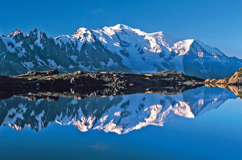 O lago Chèserys, espelho dos Alpes - além de esquiar, é possível fazer trilhas para conhecer as belezas naturais e a vida selvagem de Chamonix O lago Chèserys, espelho dos Alpes - além de esquiar, é possível fazer trilhas para conhecer as belezas naturais e a vida selvagem de Chamonix