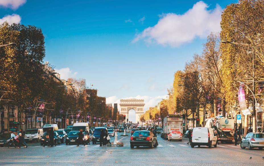 <strong><a href="https://viajeaqui.abril.com.br/estabelecimentos/franca-paris-atracao-champs-elysees" rel="Champs Elysées" target="_blank">Champs Elysées</a>, <a href="https://viajeaqui.abril.com.br/cidades/franca-paris" rel="Paris" target="_blank">Paris</a></strong>        São apenas dois os quilômetros que fazem desta uma das avenidas mais icônicas do mundo, simplesmente graças ao seu charme. Além disso, a tradução do nome “Campos Elísios” se refere ao paraíso na mitologia grega. A via parte da Praça da Concórdia e termina na Praça Charles de Gaulle, onde situa-se o <a href="https://viajeaqui.abril.com.br/estabelecimentos/franca-paris-atracao-arco-do-triunfo-arc-de-triomphe" rel="Arco do Triunfo" target="_blank">Arco do Triunfo</a> e de onde parte outras 11 grandes avenidas parisienses