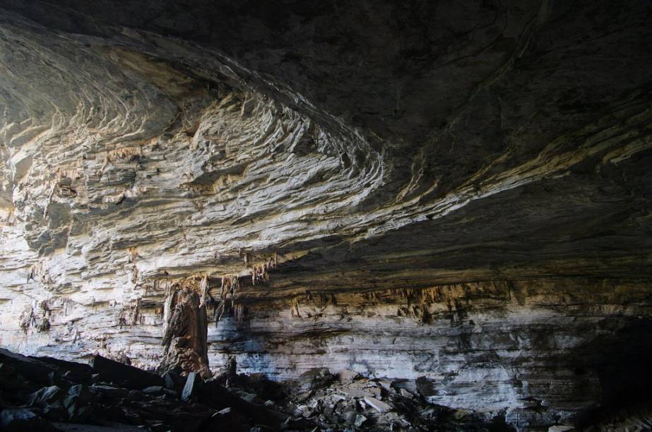 <strong>3. Gruta Lapa Doce (Lençóis)</strong> Um paredão de 72 metros de altura esconde a boca da gruta. Para entrar é preciso fazer uma escalada íngreme, mas os espeleotemas que sugerem formações curiosas valem a pena. A visita só pode ser feita com guia contratado na entrada e dura 1h30. Há lanchonete e restaurante por quilo no local.<em><a href="https://www.booking.com/searchresults.pt-br.html?aid=332455&lang=pt-br&sid=eedbe6de09e709d664615ac6f1b39a5d&sb=1&src=searchresults&src_elem=sb&error_url=https%3A%2F%2Fwww.booking.com%2Fsearchresults.pt-br.html%3Faid%3D332455%3Bsid%3Deedbe6de09e709d664615ac6f1b39a5d%3Bclass_interval%3D1%3Bdest_id%3D258312%3Bdest_type%3Dlandmark%3Bdtdisc%3D0%3Bfrom_sf%3D1%3Bgroup_adults%3D2%3Bgroup_children%3D0%3Binac%3D0%3Bindex_postcard%3D0%3Blabel_click%3Dundef%3Bmap%3D1%3Bno_rooms%3D1%3Boffset%3D0%3Bpostcard%3D0%3Braw_dest_type%3Dlandmark%3Broom1%3DA%252CA%3Bsb_price_type%3Dtotal%3Bsearch_selected%3D1%3Bsrc%3Dindex%3Bsrc_elem%3Dsb%3Bss%3DMorro%2520do%2520Pai%2520In%25C3%25A1cio%252C%2520%25E2%2580%258BLen%25C3%25A7%25C3%25B3is%252C%2520%25E2%2580%258BBahia%252C%2520%25E2%2580%258BBrasil%3Bss_all%3D0%3Bss_raw%3DMorro%2520do%2520Pai%2520In%25C3%25A1cio%3Bssb%3Dempty%3Bsshis%3D0%26%3B&ss=Len%C3%A7%C3%B3is%2C+%E2%80%8BBahia%2C+%E2%80%8BBrasil&ssne=Montanha+Pai+in%C3%A1cio&ssne_untouched=Montanha+Pai+in%C3%A1cio&checkin_monthday=&checkin_month=&checkin_year=&checkout_monthday=&checkout_month=&checkout_year=&no_rooms=1&group_adults=2&group_children=0&highlighted_hotels=&from_sf=1&ss_raw=Len%C3%A7%C3%B3is&ac_position=0&ac_langcode=xb&dest_id=-651759&dest_type=city&search_pageview_id=f9b98f58b0d50027&search_selected=true" target="_blank" rel="noopener">Busque hospedagens em Lençóis </a></em>