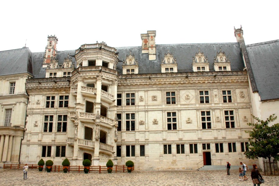 Exterior do castelo de Blois, com sua famosa escadaria
