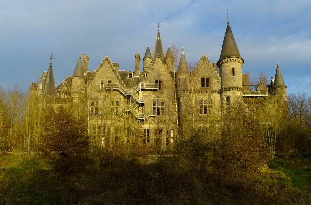 <strong>Château Miranda, <a href="https://viajeaqui.abril.com.br/paises/belgica" rel="Bélgica" target="_blank">Bélgica</a></strong> Construído em 1866 pelo arquiteto inglês Edward Milner, o castelo neogótico, que também atende pelo nome de Château de Noisy, tinha o objetivo de servir como moradia para o clã francês Liedekerke-Beaufort, que procurava um lugar para fugir durante a Revolução Francesa. Com o falecimento de Edward, a construção ficaria inacabada e sob os cuidados da família até ser invadida por nazistas durante a Segunda Guerra Mundial. Nos anos posteriores, a construção teve várias funções distintas, dentre elas: a moradia de empregados de uma empresa ferroviária, colônia de férias e até orfanato. O estado de completo abandono do local começou em 1991, ano em que a família passou a ter dificuldades em manter a propriedade graças aos altos investimentos que a mesma exigia. Posteriormente, o governo belga tentou adquirir a posse do castelo, mas teve o pedido negado pelos herdeiros e hoje encontra-se inabitado e em estado de ruínas <strong>Château Miranda, <a href="https://viajeaqui.abril.com.br/paises/belgica" rel="Bélgica" target="_blank">Bélgica</a></strong> Construído em 1866 pelo arquiteto inglês Edward Milner, o castelo neogótico, que também atende pelo nome de Château de Noisy, tinha o objetivo de servir como moradia para o clã francês Liedekerke-Beaufort, que procurava um lugar para fugir durante a Revolução Francesa. Com o falecimento de Edward, a construção ficaria inacabada e sob os cuidados da família até ser invadida por nazistas durante a Segunda Guerra Mundial. Nos anos posteriores, a construção teve várias funções distintas, dentre elas: a moradia de empregados de uma empresa ferroviária, colônia de férias e até orfanato. O estado de completo abandono do local começou em 1991, ano em que a família passou a ter dificuldades em manter a propriedade graças aos altos investimentos que a mesma exigia. Posteriormente, o governo belga tentou adquirir a posse do castelo, mas teve o pedido negado pelos herdeiros e hoje encontra-se inabitado e em estado de ruínas