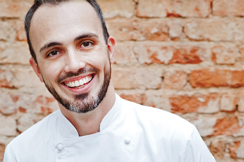 <strong>Chef revelação – Leonardo Paixão</strong>    <a href="/estabelecimentos/br-mg-belo-horizonte-restaurante-glouton" rel="Glouton">Glouton</a>, Belo Horizonte/MG    Aos 26 anos, após formar-se em medicina, revelação o mineiro Leonardo Paixão decidiu não seguir a profissão. Em vez disso, foi estudar gastronomia durante um ano e meio na Ecole Supérieure de Cuisine Française, em Paris. Indicado pela instituição para estagiar com dois papas da cozinha francesa (Joël Robuchon e Pierre Gagnaire, ambos três-estrelas no Guia Michelin), Leonardo logo virou braço-direito do chef Nicolas Magie no La Cape, de Bordeaux. De lá para cá, sua carreira decolou. De volta a Belo Horizonte, atuou ao lado do chef Rodrigo Fonseca, do francês Taste-Vin – referência local na especialidade e há anos estrelado pelo GUIA QUATRO RODAS. Desde janeiro de 2013, Leonardo está à frente do próprio restaurante, o Glouton (“glutão”, em francês), no bairro de Lourdes – a casa estreia com uma estrela no GUIA BRASIL 2014. Sua proposta: despertar a emoção nas pessoas. “Quero gerar prazer como uma forma de carinho”, diz o chef, hoje com 32 anos. Renovado conforme a disponibilidade dos ingredientes, o menu segue a linha “francomineira”, com espaço para jarret (canela) de cordeiro e papada de porco. De constante, só a crème brûlée, hit do local – e a paixão com que Leonardo comanda a cozinha.