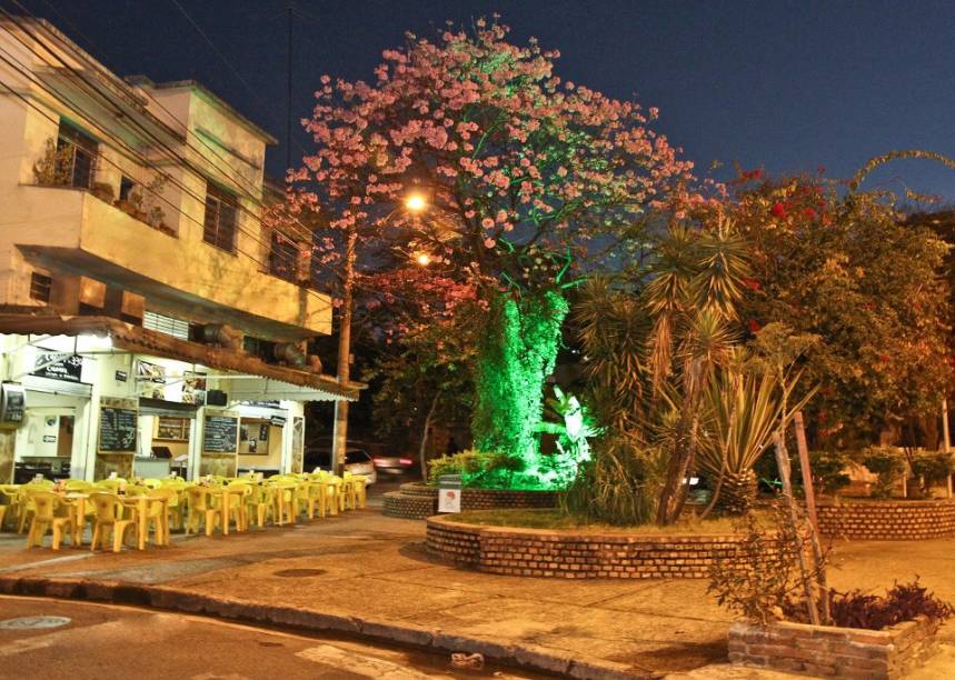 <a href="https://www.cheftulio.com.br" rel="Chef Túlio " target="_blank"><strong>Chef Túlio </strong></a>Aberto há 18 anos e já tradicional na cidade, está localizado na região do Horto, próximo ao Estádio Independência, sede do Atlético Mineiro (verifique se há jogo no dia que for visitar, o cardápio é reduzido e o movimento é grande). O bar serve 57 cachaças diferentes, chope artesanal e oferece petiscos e pratos de inspiração nacional e internacional, preparados com o toque especial do dono, Túlio Montenegro. Simpático e bom de prosa, Chef Túlio é presença quase constante no estabelecimento e frequentemente puxa conversa com os comensais. Um dos destaques do cardápio é o Escondidinho de Sereno, feito com carne de sol feita na casa com purê de mandioca com açafrão. <strong>Endereço:</strong> Praça Estêvão Lunardi, 60, Horto. Abre todos os dias para almoço (de 12h às 15h30), de terça a sexta até meia noite e domingo até 17h <a href="https://www.cheftulio.com.br" rel="Chef Túlio " target="_blank"><strong>Chef Túlio </strong></a>Aberto há 18 anos e já tradicional na cidade, está localizado na região do Horto, próximo ao Estádio Independência, sede do Atlético Mineiro (verifique se há jogo no dia que for visitar, o cardápio é reduzido e o movimento é grande). O bar serve 57 cachaças diferentes, chope artesanal e oferece petiscos e pratos de inspiração nacional e internacional, preparados com o toque especial do dono, Túlio Montenegro. Simpático e bom de prosa, Chef Túlio é presença quase constante no estabelecimento e frequentemente puxa conversa com os comensais. Um dos destaques do cardápio é o Escondidinho de Sereno, feito com carne de sol feita na casa com purê de mandioca com açafrão. <strong>Endereço:</strong> Praça Estêvão Lunardi, 60, Horto. Abre todos os dias para almoço (de 12h às 15h30), de terça a sexta até meia noite e domingo até 17h