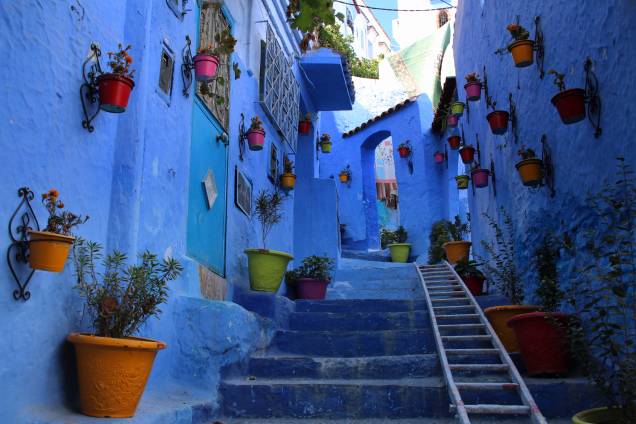 <strong>4. Chefchaouen, Marrocos </strong>É uma paisagem arquitetônica típica da mistureba de referências árabes, espanholas e judaicas – um emaranhado de ruelas estreitas, às vezes formando passagens sob arcos, às vezes desembocando em escadas ou pequenos pátios. Mas Chefchaouen, no norte do Marrocos, tem o bônus de exibir um Centro Antigo com paredes, portas, janelas e, em certos trechos, até o chão em diferentes tons de azul <strong>4. Chefchaouen, Marrocos </strong>É uma paisagem arquitetônica típica da mistureba de referências árabes, espanholas e judaicas – um emaranhado de ruelas estreitas, às vezes formando passagens sob arcos, às vezes desembocando em escadas ou pequenos pátios. Mas Chefchaouen, no norte do Marrocos, tem o bônus de exibir um Centro Antigo com paredes, portas, janelas e, em certos trechos, até o chão em diferentes tons de azul