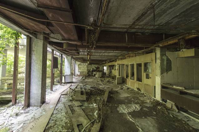Prédio abandonado e sem vidros nas janelas em Pripyat Prédio abandonado e sem vidros nas janelas em Pripyat