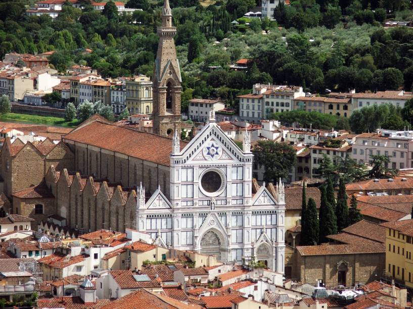 <strong>GREVE IN CHIANTI</strong> (56 km de Florença)    Deixando Florença, siga para o sul pela <em>Strada del Vino e del Oleo Chianti Classico</em> em direção à Siena e chegará à <a href="https://viajeaqui.abril.com.br/cidades/italia-greve-in-chianti" rel="Greve in Chianti" target="_blank">Greve in Chianti</a>, uma das oito comunas que compõem a região. Este pequeno território, no coração da Itália, consegue manter uma autêntica cultura rural com costumes e valores próprios, resultado de séculos de tradição agrícola.    Os vinhedos são a nota dominante na paisagem e aqui são produzidos alguns dos melhores vinhos da Itália. Cerca de 95% das vinícolas da região formam o <em>Consorzio Vino Chianti Classico</em>, a mais antiga cooperativa vinícola italiana de tutela e valorização do produto. Nem todo o vinho produzido na região é um <em>Chianti Classico</em>. Para ter direito a esta denominação é preciso respeitar regras disciplinares de produção que estabelecem as condições e requisitos necessários para que um vinho receba o certificado D.O.C.G. (Denominação de Origem Controlada e Garantida) <em>Chianti Clássico</em>.    Um dos requisitos básicos, além da zona de produção, exige uma porcentagem mínima de 80% de uva <em>Sangiovese</em>, típica da região. Entre as características mais marcantes deste vinho segundo o <em>Disciplinare di produzione</em> (órgão regulador para os vinhos do Consorzio) estão a "cor rubi, que pode, algumas vezes se tornar intensa e profunda, perfume com notas florais de amor perfeito e iris, unido a um fundo de frutas vermelhas, um sabor harmônico e enxuto, uma correta dose de tanino que se afirma com o tempo".    Organize o seu tour pelas vinícolas acessando o <a href="https://www.chianticlassico.com/aziende" rel="site" target="_blank">sit</a><a href="https://www.chianticlassico.com/aziende" rel="site do Chianti Clássico" target="_blank">e do Chianti Clássico</a>. Você saberá quais vinícolas oferecem visitas guiadas, degustação, hospedagem, restaurante, venda ao público e muitas outras informações úteis. Não deixe de visitar também o <a href="https://viajeaqui.abril.com.br/estabelecimentos/italia-greve-in-chianti-atracao-museo-del-vino" rel=" Museo del Vino" target="_blank">Museo del Vino</a> (Piazza Nino Tirinnanzi, 10, +39(55)8546275. Ligue antes para confirmar a visita pelo telefone ou por e-mail: <a href="mailto:info@museovino.it" rel="info@museovino.it">info@museovino.it</a>).    Se preferir seguir uma sugestão, aqui estão duas vinícolas que você poderá contatar diretamente: <a href="https://viajeaqui.abril.com.br/estabelecimentos/italia-greve-in-chianti-atracao-vinicola-azienda-agricola-altiero" rel="Azienda Agricola Altiero" target="_blank">Azienda Agricola Altiero</a> (Via San Cresci, 58, Montefiorale). A visita com direito a degustação deve ser agendada pelo telefone +39(55)853-728 ou por e-mail: <a href="mailto:altiero.chianti@libero.it" rel="altiero.chianti@libero.it" target="_blank">altiero.chianti@libero.it</a>.    A outra vinícola é a <a href="https://viajeaqui.abril.com.br/estabelecimentos/italia-greve-in-chianti-atracao-vinicola-le-cantine-di-greve-in-chianti" rel="Le Cantine di Greve in Chianti" target="_blank">Le Cantine di Greve in Chianti</a>, (Galleria delle Cantine, 2). Com mais de 150 vinhos para degustação, a visita deve ser agendada pelo telefone +39(55)854-6404 ou por e-mail: <a href="mailto:info@lecantine.it" rel="info@lecantine.it" target="_blank">info@lecantine.it</a>. Na foto, o Duomo de Greve in Chianti.