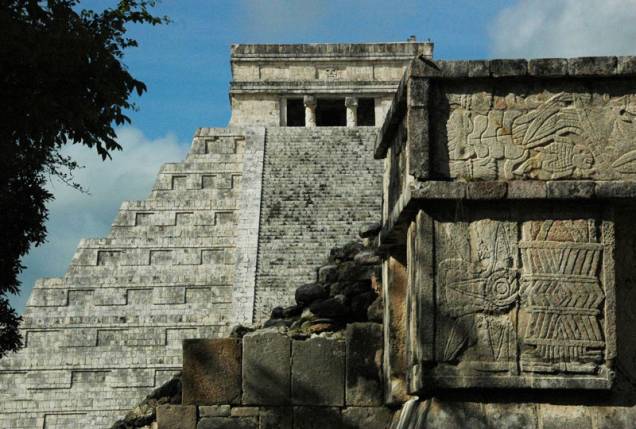 <strong>Chichén Itzá</strong>
Foi uma das capitais maias mais importantes na Península de Yucatán. Alcançou seu apogeu entre 800 e 1000 d.C. e caracteriza-se como exemplo de arquitetura maia monumental no estilo Puuc. Hoje é reconhecida como uma das Sete Novas Maravilhas do Mundo <strong>Chichén Itzá</strong>
Foi uma das capitais maias mais importantes na Península de Yucatán. Alcançou seu apogeu entre 800 e 1000 d.C. e caracteriza-se como exemplo de arquitetura maia monumental no estilo Puuc. Hoje é reconhecida como uma das Sete Novas Maravilhas do Mundo