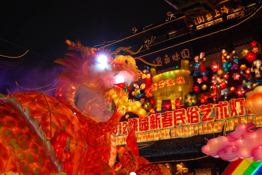 <strong>Yuanxiao – Festival das Lanternas – <a href="https://viajeaqui.abril.com.br/paises/china" rel="China e Taiwan" target="_blank">China e Taiwan  </a></strong>        Em Taiwan e Hong Kong, ele é comercializado como sendo o equivalente chinês ao Dia dos Namorados. Antigamente as pessoas jovens saíam às ruas nesta data procurando pelo amor de suas vidas – hoje em dia, ele não tem mais essa importância... O Yuanxiao não deve ser confundido com o Festival do Meio do Outono, que também é chamado de Festival das Lanternas em Singapura e Malásia pelos grupos de ascendência chinesa