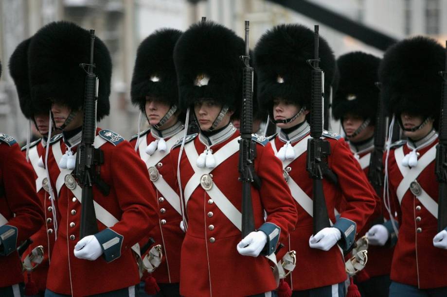 A Dinamarca é a terra natal de <strong>Hans Christian Andersen</strong>, autor de famosos contos infantis. Alguns são belos e singelos, como <em>O Patinho Feio</em>, outros detém forte carga melancólica, caso de <em>A Pequena Vendedora de Fósforos</em> e <em>A Pequena Sereia</em>. Parte do mundo que inspirou Andersen pode ser visto no Palácio Amalienborg, onde desfilam a guarda real. Ou seriam soldadinhos de chumbo? A Dinamarca é a terra natal de <strong>Hans Christian Andersen</strong>, autor de famosos contos infantis. Alguns são belos e singelos, como <em>O Patinho Feio</em>, outros detém forte carga melancólica, caso de <em>A Pequena Vendedora de Fósforos</em> e <em>A Pequena Sereia</em>. Parte do mundo que inspirou Andersen pode ser visto no Palácio Amalienborg, onde desfilam a guarda real. Ou seriam soldadinhos de chumbo?