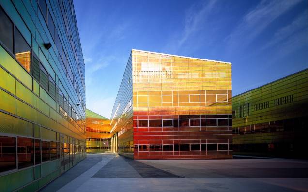 <strong>La Defense Offices, Almere, Holanda</strong> Há poucas décadas, Almere ficava no fundo das águas da baía de Zuiderzee, pertinho de <a href="https://viajeaqui.abril.com.br/cidades/holanda-amsterda" rel="Amsterdã">Amsterdã</a>. Com o fechamento dos diques, o que era mar virou lago (o Ijselmeer) e a ilha de Flevoland, onde fica Almere, surgiu. Aqui ficam os fotogênicos escritórios La Defense, criados pelas pranchetas do UNstudio <strong>La Defense Offices, Almere, Holanda</strong> Há poucas décadas, Almere ficava no fundo das águas da baía de Zuiderzee, pertinho de <a href="https://viajeaqui.abril.com.br/cidades/holanda-amsterda" rel="Amsterdã">Amsterdã</a>. Com o fechamento dos diques, o que era mar virou lago (o Ijselmeer) e a ilha de Flevoland, onde fica Almere, surgiu. Aqui ficam os fotogênicos escritórios La Defense, criados pelas pranchetas do UNstudio