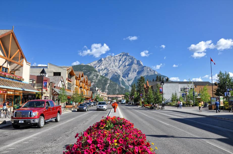 <strong>Cidade de Banff</strong>    Comece o passeio pela cidade de Banff, que já irá recebê-lo com uma vista espetacular para a montanha Cascade. A cidade é pequena, mas tem ampla oferta de hotéis a diversos preços e bastante informação turística para realizar os passeios sem precisar de guia. Na cidade também podem ser contratados tours em diversas agências respeitáveis, que podem prover todos os equipamentos necessários para a sua aventura e guias experientes