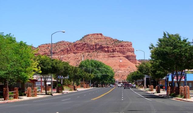 <strong>Vegas, Page e Kanab</strong> As três primeiras das cinco noites do pacote são na Strip de Vegas, no <a href="https://www.excalibur.com/en/hotel.html" rel="Excalibur" target="_blank">Excalibur</a>, ambientado como um castelo medieval. De lá, a viagem segue para uma noite em Page, no Arizona, no <a href="https://www.choicehotels.com/arizona/page/clarion-hotels/az403" rel="Clarion Inn" target="_blank">Clarion Inn</a>, base para visitar o <a href="https://viajeaqui.abril.com.br/estabelecimentos/estados-unidos-las-vegas-atracao-grand-canyon" rel="Grand Canyon" target="_blank">Grand Canyon</a>, o maior cânion do mundo, esculpido pelo Rio Colorado. Em Utah, a noite é no <a href="https://www.wyndhamhotels.com/days-inn/kanab-utah/days-inn-and-suites-kanab/overview" rel="Days Inn" target="_blank">Days Inn</a> de Kanab (foto), cidade cercada pelo Bryce Canyon e seus pináculos de rocha vermelha, pelo Lake Powell, segunda maior represa artifcial dos EUA, e pelo Zion National Park, de imponentes monólitos. Inclui todos os passeios. <strong>Quando:</strong> em outubro <strong>Quem leva:</strong> <a href="https://soultraveler.com.br/" rel="Soul" target="_blank">Soul</a> <strong>Quanto:</strong> US$ 1 882 <strong>Vegas, Page e Kanab</strong> As três primeiras das cinco noites do pacote são na Strip de Vegas, no <a href="https://www.excalibur.com/en/hotel.html" rel="Excalibur" target="_blank">Excalibur</a>, ambientado como um castelo medieval. De lá, a viagem segue para uma noite em Page, no Arizona, no <a href="https://www.choicehotels.com/arizona/page/clarion-hotels/az403" rel="Clarion Inn" target="_blank">Clarion Inn</a>, base para visitar o <a href="https://viajeaqui.abril.com.br/estabelecimentos/estados-unidos-las-vegas-atracao-grand-canyon" rel="Grand Canyon" target="_blank">Grand Canyon</a>, o maior cânion do mundo, esculpido pelo Rio Colorado. Em Utah, a noite é no <a href="https://www.wyndhamhotels.com/days-inn/kanab-utah/days-inn-and-suites-kanab/overview" rel="Days Inn" target="_blank">Days Inn</a> de Kanab (foto), cidade cercada pelo Bryce Canyon e seus pináculos de rocha vermelha, pelo Lake Powell, segunda maior represa artifcial dos EUA, e pelo Zion National Park, de imponentes monólitos. Inclui todos os passeios. <strong>Quando:</strong> em outubro <strong>Quem leva:</strong> <a href="https://soultraveler.com.br/" rel="Soul" target="_blank">Soul</a> <strong>Quanto:</strong> US$ 1 882