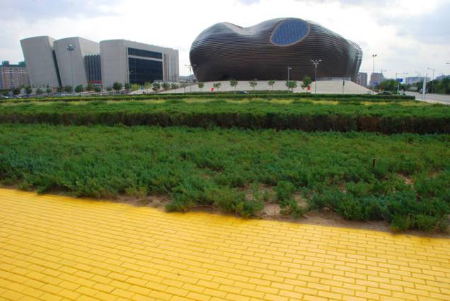 <strong>Cidade de Ordos, <a href="https://viajeaqui.abril.com.br/paises/china" rel="China" target="_blank">China</a></strong> Com uma área de mais de 86 mil km2, Ordos ficou conhecida como a maior cidade fantasma do mundo. Fundada em 26 de fevereiro de 2001, ela tinha o objetivo de servir como uma das cidades futurísticas mais impactantes da China. O problema foi que os altos investimentos desembolsados para a região, projetada para abrigar mais de um milhão de habitantes, sofreu com a falta de verba e por problemas graves em torno dos financiamentos imobiliários. A consequência disso foi que a maior parte dos seus possíveis moradores preferiram migrar para outros centros urbanos, enquanto outros permaneceram em suas residências rurais. Hoje em dia, boa parte de seus edifícios encontra-se em completo estado de decadência <strong>Cidade de Ordos, <a href="https://viajeaqui.abril.com.br/paises/china" rel="China" target="_blank">China</a></strong> Com uma área de mais de 86 mil km2, Ordos ficou conhecida como a maior cidade fantasma do mundo. Fundada em 26 de fevereiro de 2001, ela tinha o objetivo de servir como uma das cidades futurísticas mais impactantes da China. O problema foi que os altos investimentos desembolsados para a região, projetada para abrigar mais de um milhão de habitantes, sofreu com a falta de verba e por problemas graves em torno dos financiamentos imobiliários. A consequência disso foi que a maior parte dos seus possíveis moradores preferiram migrar para outros centros urbanos, enquanto outros permaneceram em suas residências rurais. Hoje em dia, boa parte de seus edifícios encontra-se em completo estado de decadência