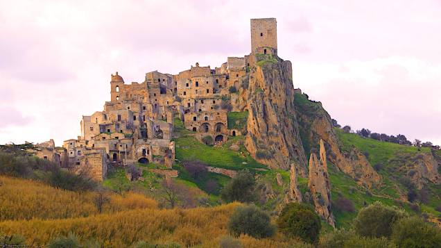 <strong>Cidade Fantasma de Craco, <a href="https://viajeaqui.abril.com.br/paises/italia" rel="Itália" target="_blank">Itália</a></strong> As origens da cidade são extremamente antigas: há registros sobre ela datados de VIII a.C., o que se reflete em suas construções e ruínas bem conservadas pelo tempo. O abandono da região se deu por conta de deslizamentos de terra, visto que a cidade de solo calcário possui uma localização estratégica no topo de uma colina, que fez com que seus antigos moradores deixassem suas casas sob ameaças de soterramento. Sua beleza, no entanto, fez com que ela ficasse sob a mira de turistas curiosos que passam pela província de Matera, onde Craco se localiza, e a colocou na mira de produtores. Sua paisagens serviram de cenário para vários filmes, como <em>A Paixão de Cristo</em>, de Mel Gibson, e <em>007 – Quantum Of Solace</em> <strong>Cidade Fantasma de Craco, <a href="https://viajeaqui.abril.com.br/paises/italia" rel="Itália" target="_blank">Itália</a></strong> As origens da cidade são extremamente antigas: há registros sobre ela datados de VIII a.C., o que se reflete em suas construções e ruínas bem conservadas pelo tempo. O abandono da região se deu por conta de deslizamentos de terra, visto que a cidade de solo calcário possui uma localização estratégica no topo de uma colina, que fez com que seus antigos moradores deixassem suas casas sob ameaças de soterramento. Sua beleza, no entanto, fez com que ela ficasse sob a mira de turistas curiosos que passam pela província de Matera, onde Craco se localiza, e a colocou na mira de produtores. Sua paisagens serviram de cenário para vários filmes, como <em>A Paixão de Cristo</em>, de Mel Gibson, e <em>007 – Quantum Of Solace</em>