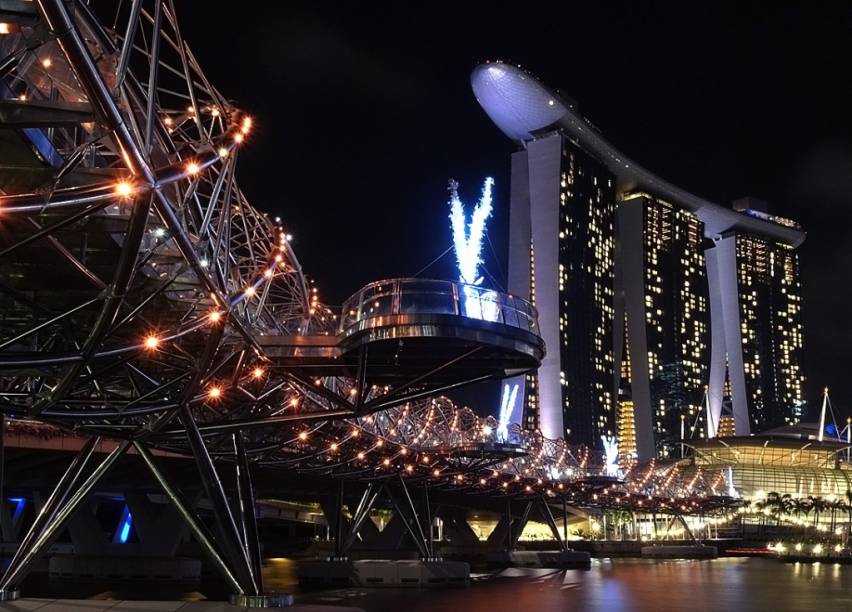 <strong>Helix Bridge, Cingapura</strong>            O The Helix Bridge é uma ponte de pedestre na marina de Cingapura, a Marina Bay. Sua construção foi uma união de esforços dos escritórios de arquitetura 61 e Cox e a onipresente Arup, os engenheiros por trás da Ópera de Sydney