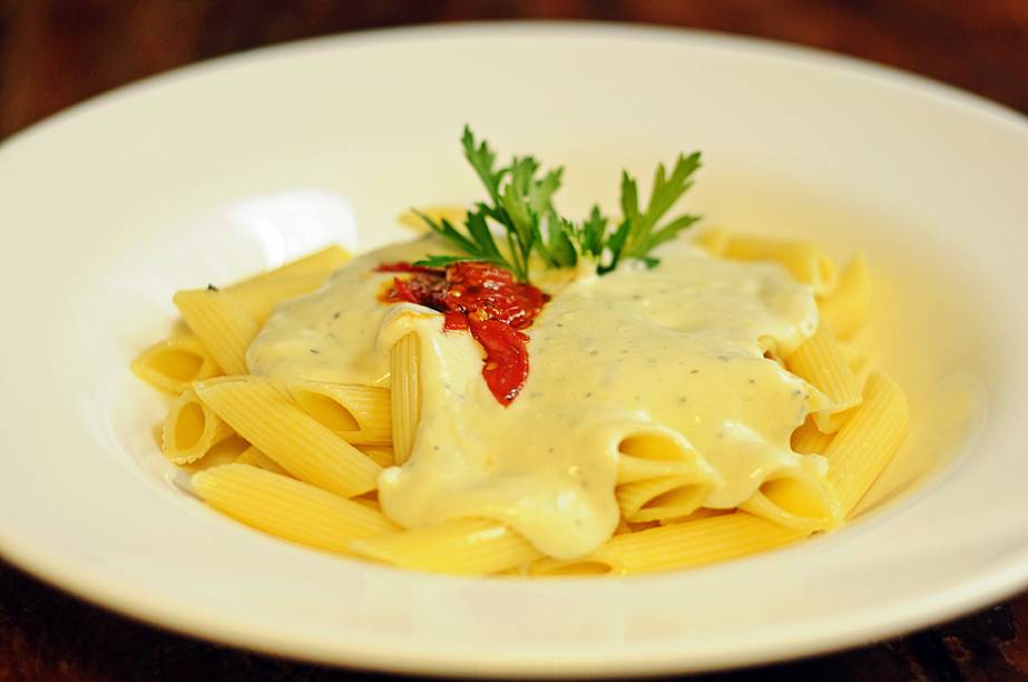 Massa penne com molho de vinho branco, alho-poró e quatro queijos com Chutney de tomate é servido como prato principal no jantar do <a href="https://viajeaqui.abril.com.br/estabelecimentos/br-ba-salvador-restaurante-ciranda" rel="Ciranda,"><strong>Ciranda</strong>,</a> durante a <strong>Restaurant Week de Salvador</strong>